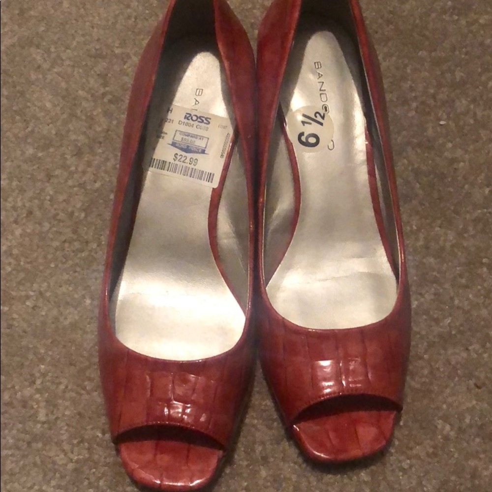 New bandolino peep toe wedges